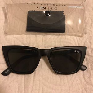 Quay sunglasses Dont @ Me - Desi Perkin